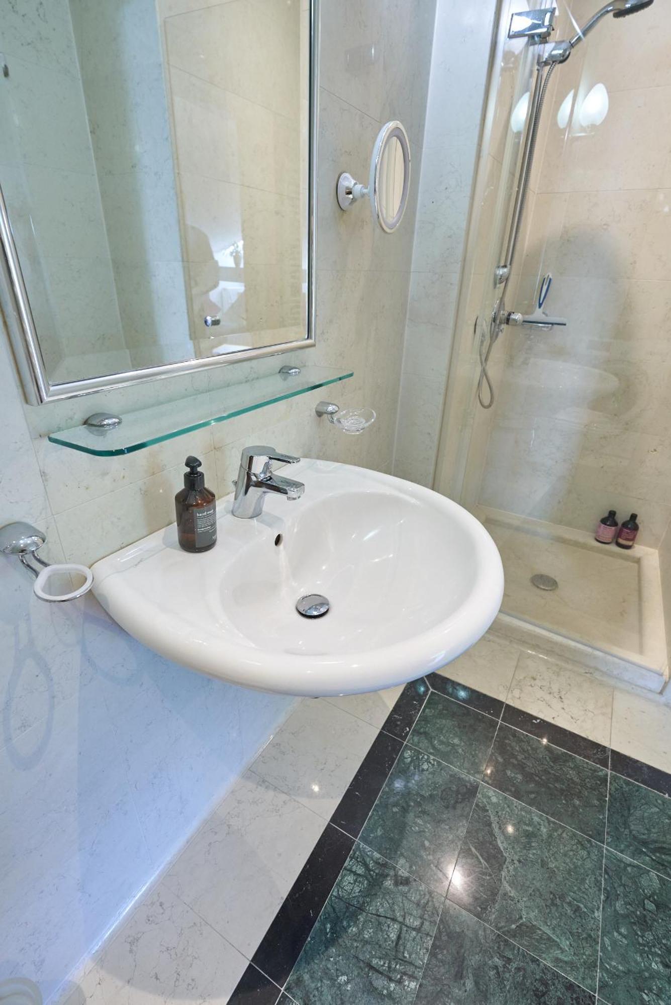 Big Apartment In Guesthouse บาเดน ภายนอก รูปภาพ